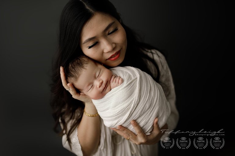 momma loving on her baby in newberry photography