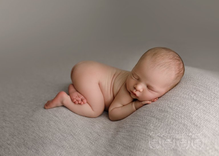 top rated baby photographer gainesville bum up pose