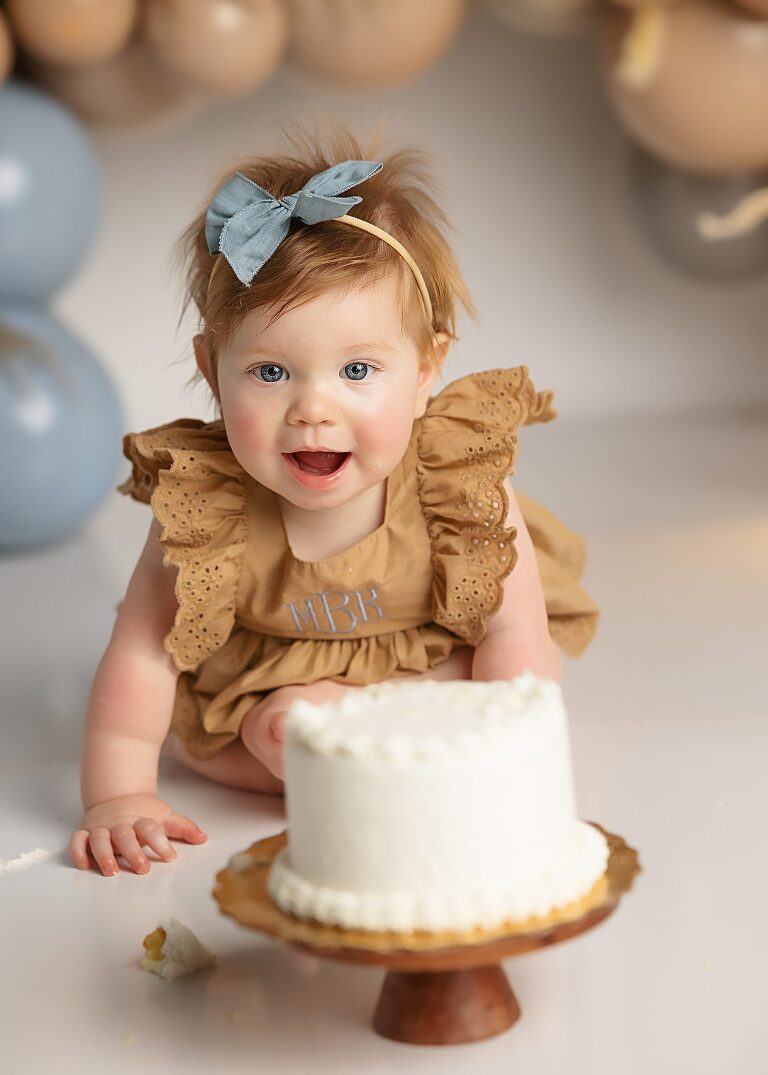 Cake Smash,First Birthday,Baby Girl,Bathtub,Baby in bath,Photograpy Studio,Photography Session,First birthday cake smash,baby is one,smashing cake,celebration,