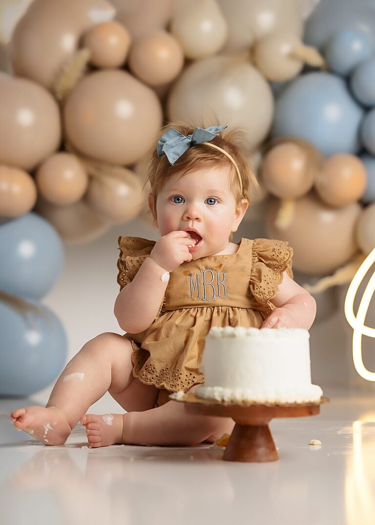 Cake Smash,First Birthday,Baby Girl,Bathtub,Baby in bath,Photograpy Studio,Photography Session,First birthday cake smash,baby is one,smashing cake,celebration,