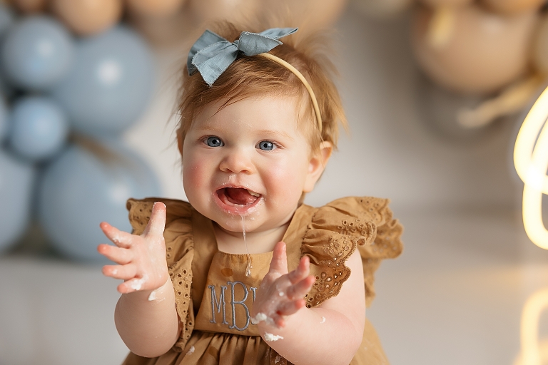 Cake Smash,First Birthday,Baby Girl,Bathtub,Baby in bath,Photograpy Studio,Photography Session,First birthday cake smash,baby is one,smashing cake,celebration,