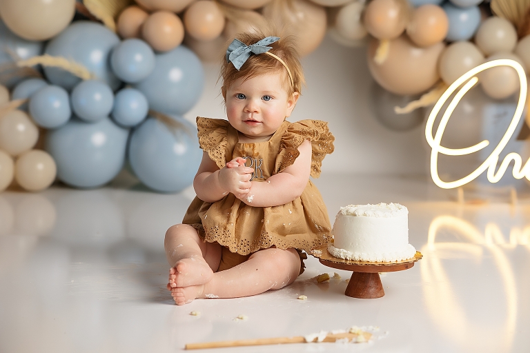 Cake Smash,First Birthday,Baby Girl,Bathtub,Baby in bath,Photograpy Studio,Photography Session,First birthday cake smash,baby is one,smashing cake,celebration,