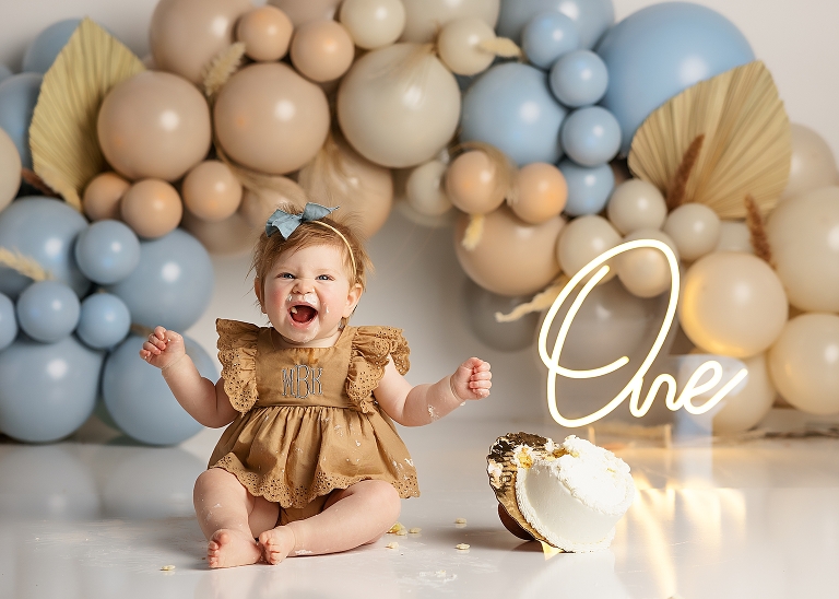 Cake Smash,First Birthday,Baby Girl,Bathtub,Baby in bath,Photograpy Studio,Photography Session,First birthday cake smash,baby is one,smashing cake,celebration,