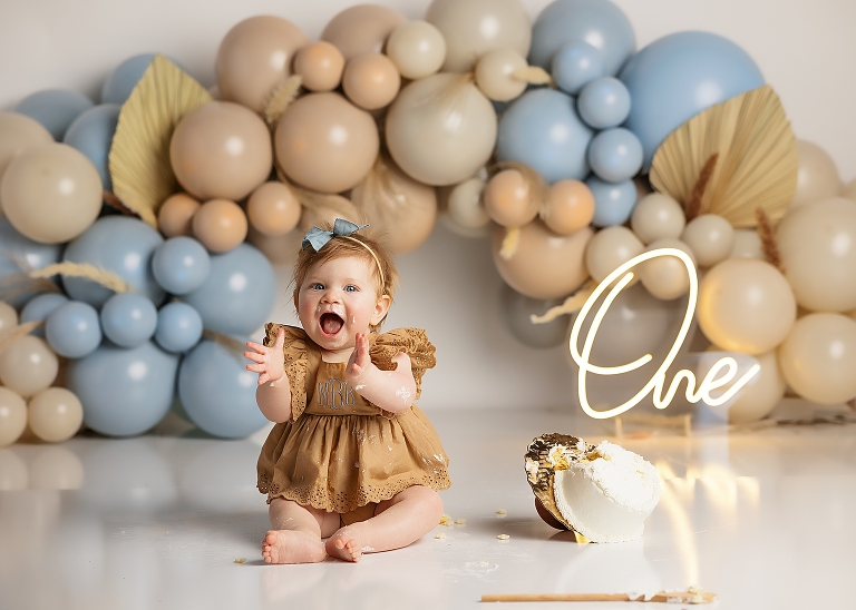 Cake Smash,First Birthday,Baby Girl,Bathtub,Baby in bath,Photograpy Studio,Photography Session,First birthday cake smash,baby is one,smashing cake,celebration,
