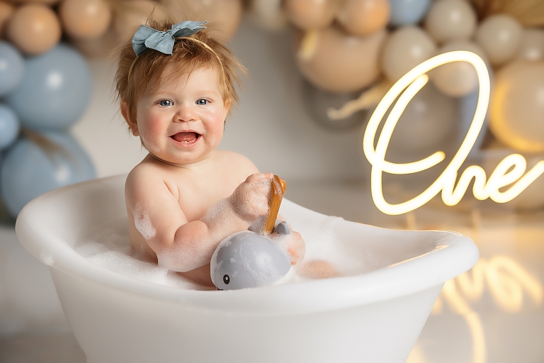 Cake Smash,First Birthday,Baby Girl,Bathtub,Baby in bath,Photograpy Studio,Photography Session,First birthday cake smash,baby is one,smashing cake,celebration,