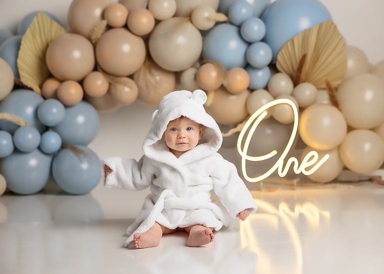 Cake Smash,First Birthday,Baby Girl,Bathtub,Baby in bath,Photograpy Studio,Photography Session,First birthday cake smash,baby is one,smashing cake,celebration,